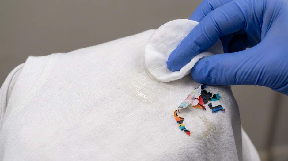 Удаление остатков клея после снятия DTF-принта с футболки &mdash; обработка растворителем